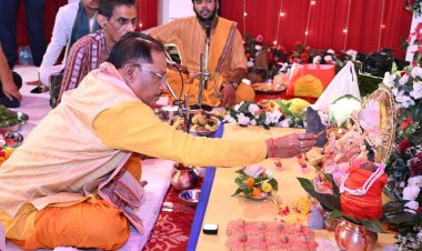 मुख्यमंत्री विष्णु देव साय ने परिवारजनों के साथ विधि-विधान से की गणपति की स्थापना और पूजा-अर्चना