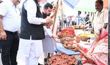 सड़क किनारे पसरे पर अचानक पहुंचे मुख्यमंत्री  विष्णु देव साय, मीरा के पसरे से खरीदा ‘आशीर्वाद का दीया’