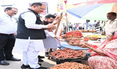 सड़क किनारे पसरे पर अचानक पहुंचे मुख्यमंत्री साय, मीरा के पसरे से खरीदा आशीर्वाद का दीया