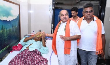  मेकाहारा में पुरन्दर मिश्रा ने मरीजों से की आत्मीय मुलाकात, फल वितरित कर मनाया पीएम मोदी का जन्मदिवस