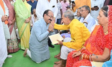 सेवा संकल्प अभियान में डिप्टी सीएम अरुण साव ने पेंशनधारियों के पैर पखार सेवा कर लिया आशीर्वाद, लोरमी में सेवा संकल्प का भावुक पल