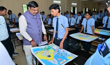 बच्चों ने रंगों में उकेरी विकसित भारत की तस्वीर, शिक्षा मंत्री गजेन्द्र यादव ने बढ़ाया उत्साह