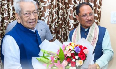 मुख्यमंत्री विष्णु देव साय ने छत्तीसगढ़ के पूर्व राज्यपाल श्री विश्वभूषण हरिचंदन से की सौजन्य भेंट