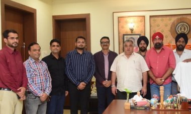 छत्तीसगढ़ ट्रेवल एंड टूरिज्म एसोसिएशन के प्रतिनिधिमंडल ने पर्यटन मंत्री श्री राजेश अग्रवाल से की सौजन्य भेंट