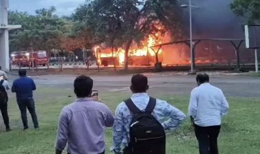 CG-मंत्रालय की स्टाफ बस में लगी आग, ड्यूटी खत्म कर कर्मचारियों को लेकर जा रही थी बस,फिर जो हुआ…