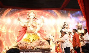 तेलीबांधा में गणेश उत्सव की भक्ति में सराबोर हुआ माहौल, विधायक पुरन्दर मिश्रा ने की भगवान श्री गणेश की पूजा-अर्चना