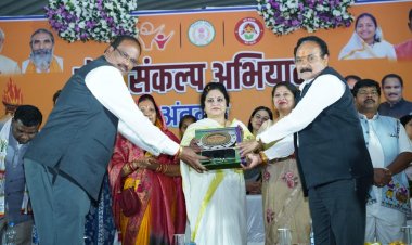 सेवा संकल्प अभियान के अंतर्गत नारी शक्ति वंदन एवं अभिनंदन कार्यक्रम का आयोजन महिला एवं बाल विकास विभाग द्वारा डोम, कांकेर में शामिल हुई डॉ ममता साहू l 