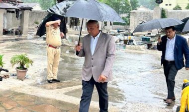 वर्षा के बीच औचक जेल निरीक्षण