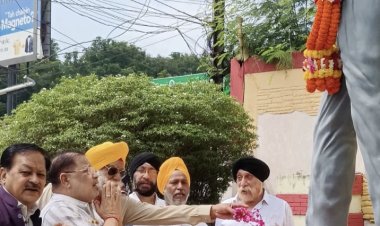 रायपुर दक्षिण विधायक सुनील सोनी ने महान क्रांतिकारी, भगत सिंह जी की जयंती पर आज भगतसिंह चौक,  में उनकी प्रतिमा पर पुष्प अर्पित कर उन्हें नमन किया। 