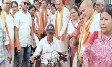 बैटरी चलित ट्राइसाइकिल ने दिनेश की राह की आसान
