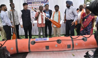 बाढ़ आपदा में बचाव एवं राहत के लिए एनएमडीसी द्वारा बस्तर को 48 घंटे में पुणे से मिले 4 रेस्क्यू स्पीड बोट