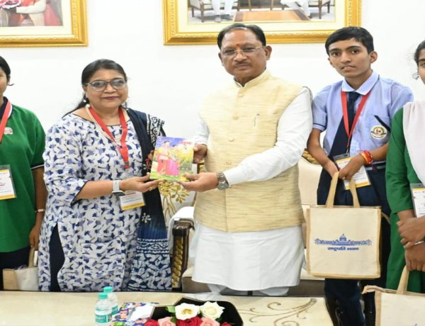 राष्ट्रपति से भेंट कर लौटे प्रतिभावान विद्यार्थियों ने मुख्यमंत्री विष्णु देव साय से की सौजन्य मुलाकात
