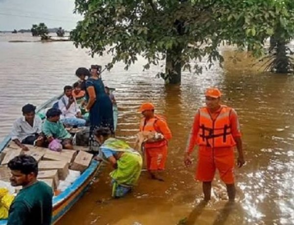 बाढ़ की चपेट में यूपी के 23 जिले, 16 हजार से ज्यादा लोगों का रेस्क्यू, जन-जीवन प्रभावित