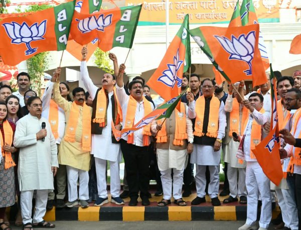 प्रधानमंत्री मोदी के 25 वर्षों के जनसेवा संकल्प के उपलक्ष्य में भाजयुमो की बाइक रैली रवाना