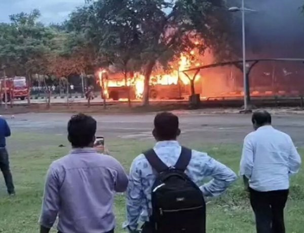 CG-मंत्रालय की स्टाफ बस में लगी आग, ड्यूटी खत्म कर कर्मचारियों को लेकर जा रही थी बस,फिर जो हुआ…