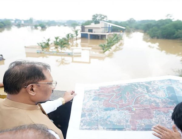 बस्तर के बाढ़ प्रभावित क्षेत्रों में पहुंचे मुख्यमंत्री विष्णु देव साय, प्रभावित परिवारों से मिलकर जाना हाल