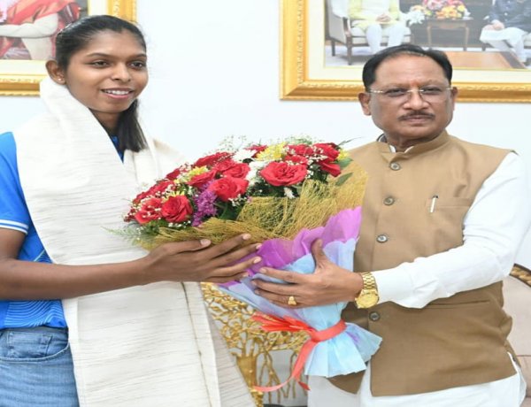 एशियन गेम्स की स्वर्ण पदक विजेता टीम की संजू देवी को मुख्यमंत्री विष्णु देव साय ने 51 लाख रुपए की प्रोत्साहन राशि देने की घोषणा की