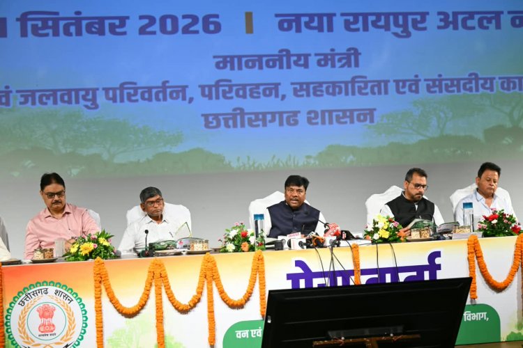 मंत्री वन एवं जलवायु परिवर्तन, परिवहन, सहकारिता, संसदीय कार्य  केदार कश्यप विभागीय गतिविधियों एवं उपलब्धियों पर आज छत्तीसगढ संवाद के आडिटोरियम (नवा रायपुर,अटल नगर ) में प्रेस को संबोधित करते हुए
