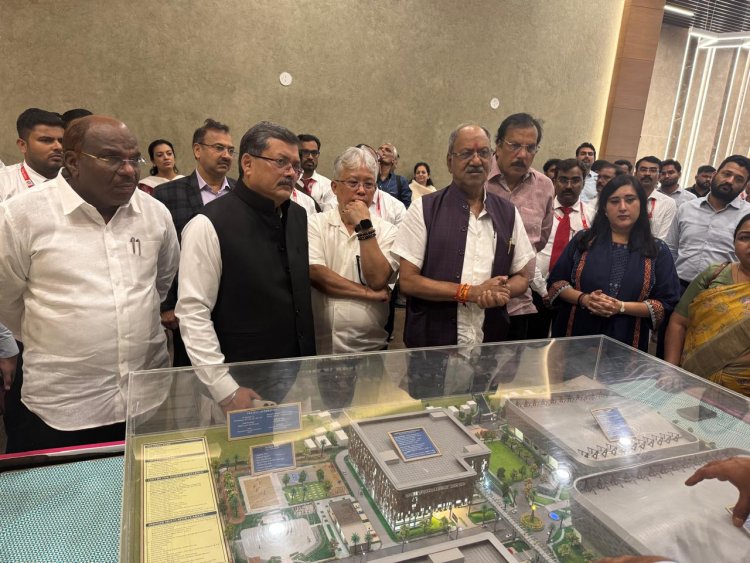 संसदीय स्थायी समिति के अध्ययन दौरे पर सांसद बृजमोहन अग्रवाल ने अहमदाबाद के वीर सावरकर स्पोर्ट्स कॉम्प्लेक्स का किया निरीक्षण