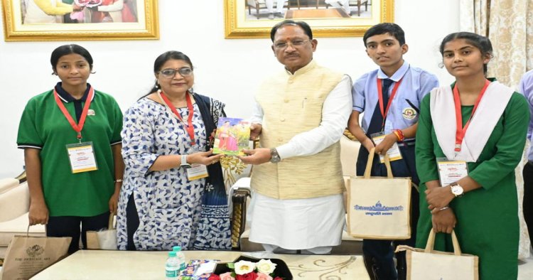 राष्ट्रपति से भेंट कर लौटे प्रतिभावान विद्यार्थियों ने मुख्यमंत्री विष्णु देव साय से की सौजन्य मुलाकात