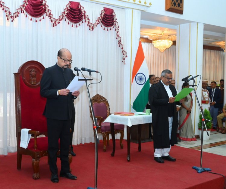 राज्यपाल श्री डेका ने न्यायाधिपति  कृष्न राम महापात्र को छत्तीसगढ़ उच्च न्यायालय के मुख्य न्यायाधीश पद की दिलाई शपथ