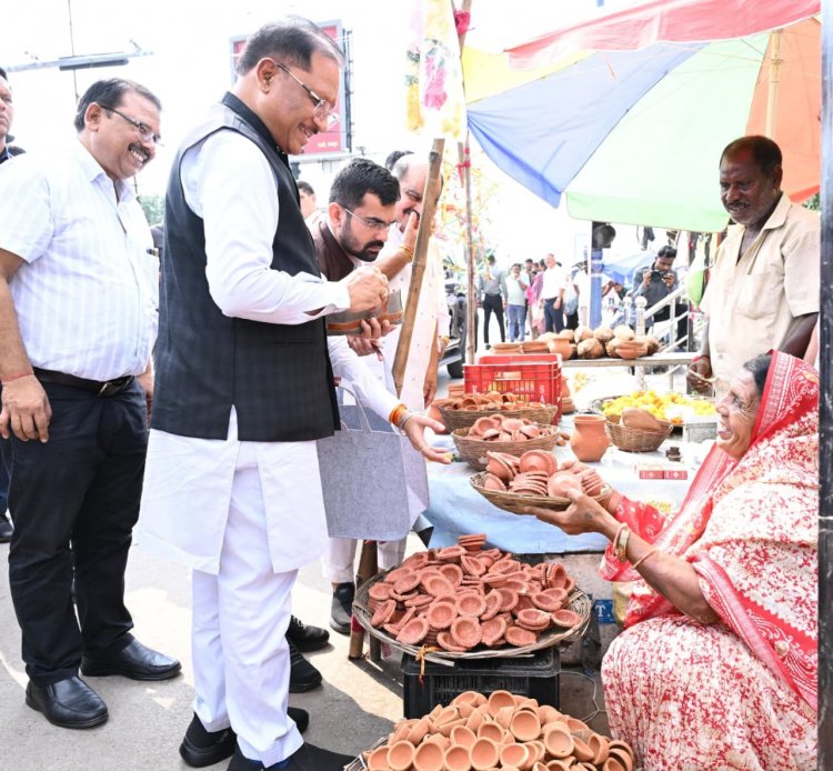 सड़क किनारे पसरे पर अचानक पहुंचे मुख्यमंत्री  विष्णु देव साय, मीरा के पसरे से खरीदा ‘आशीर्वाद का दीया’
