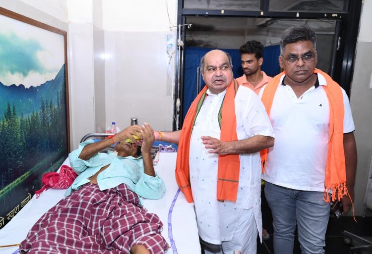  मेकाहारा में पुरन्दर मिश्रा ने मरीजों से की आत्मीय मुलाकात, फल वितरित कर मनाया पीएम मोदी का जन्मदिवस