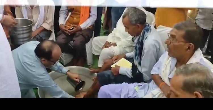 डिप्टी सीएम अरुण साव ने पेंशनधारियों के  पैर धोकर की सेवा, भावुक वरिष्ठजनों ने पीएम मोदी को दिया दीर्घायु का आशीर्वाद