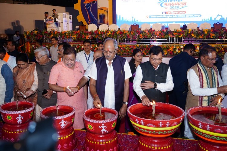 विधायक  सुनील सोनी  आज इंडोर स्टेडियम, रायपुर में  मुख्यमंत्री  विष्णु देव साय  के साथ श्रमिक महासम्मेलन के कार्यक्रम में शामिल हुए।