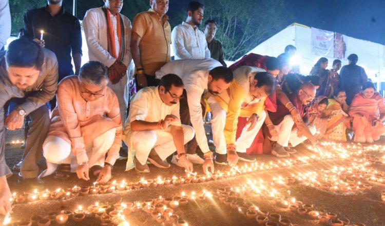 सेवा संकल्प अभियान के तहत दुर्ग नगर के मुख्य कार्यक्रम स्थल में आज जला 1.25 लाख दीपों का प्रकाश