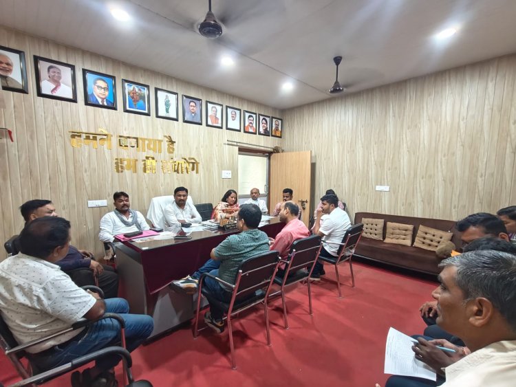 रायपुर नगर निगम जोन 8 अध्यक्ष प्रीतम सिंह ठाकुर द्वारा पार्षदों की बैठक लेकर की गयी कार्यों की समीक्षा