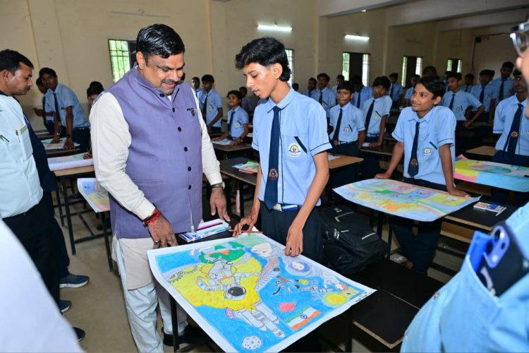 बच्चों ने रंगों में उकेरी विकसित भारत की तस्वीर, शिक्षा मंत्री गजेन्द्र यादव ने बढ़ाया उत्साह