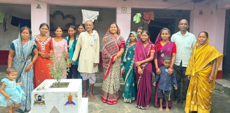 मंत्री श्रीमती लक्ष्मी राजवाड़े पहुंचीं ग्राम कुंजनगर, महिलाओं से किया आत्मीय संवाद