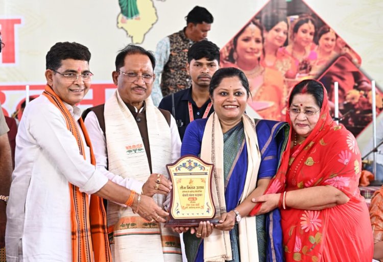राजस्व मंत्री टंकराम वर्मा के निवास पर आयोजित तीज मिलन समारोह में शामिल हुए मुख्यमंत्री श्री साय
