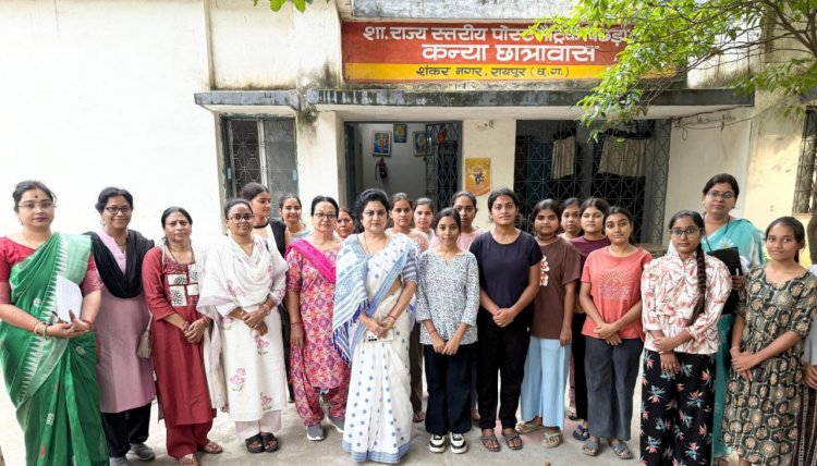  राज्य महिला आयोग की अध्यक्ष डॉ. ममता साहू ने किया कन्या छात्रावास का औचक निरीक्षण