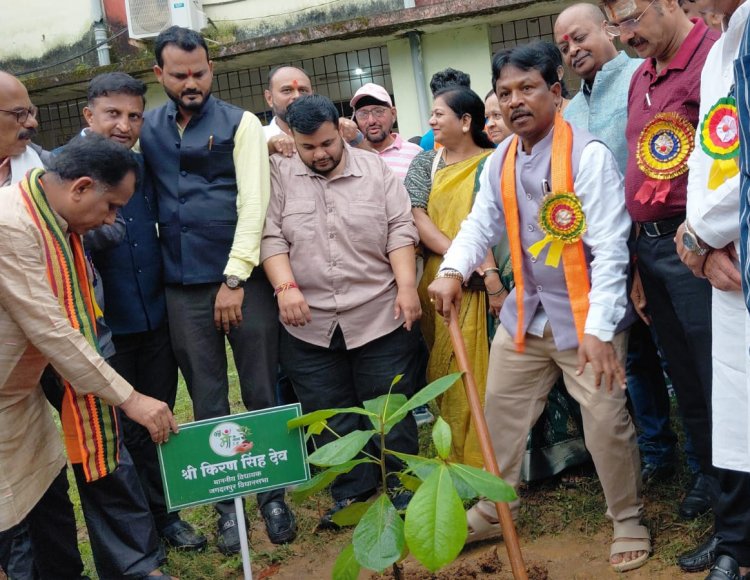 सेवा मेरा योगदान; भाजपा कार्यकर्ताओं ने महादेव घाट में की सफाई व रोपें पौधे