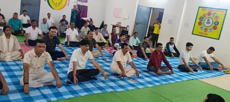 सेवा मेरा योगदान : जशपुर में योग से स्वस्थ जीवन का संदेश, सभी विकासखंडों और नगरीय निकायों में लगे योग-ध्यान शिविर