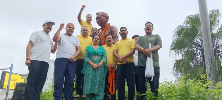 रायपुर नगर निगम संस्कृति विभाग अध्यक्ष अमर गिदवानी, जोन अध्यक्षो, पार्षदो ने किया सादर नमन