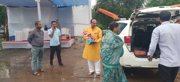 सभापति सूर्यकान्त राठौड़ ने परिवारजनों सहित घर के गणपति की मूर्ति का महादेवघाट के समीप विसर्जन कुण्ड में  किया श्रद्धापूर्वक विसर्जन