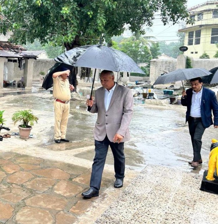 वर्षा के बीच औचक जेल निरीक्षण