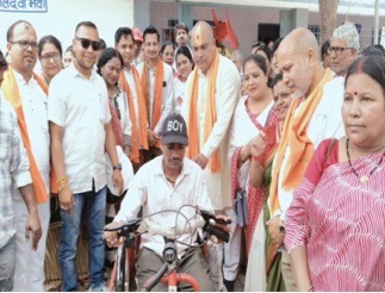 बैटरी चलित ट्राइसाइकिल ने दिनेश की राह की आसान
