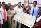मेहनत से हासिल की सफलता, श्रमिक परिवार के मेधावी बच्चों को मिली शिक्षा के लिए प्रोत्साहन राशि