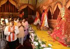  देवी पंडाल बने जनसमस्या निवारण के केंद्र, उप मुख्यमंत्री विजय शर्मा ने मां दुर्गा के चरणों में बैठकर सुनीं ग्रामीणों की समस्याएं