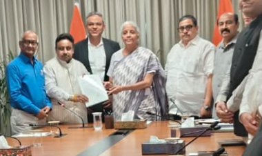 वित्त मंत्री निर्मला सीतारमण से मिले CAIT  एवं अन्य व्यापारिक प्रतिनिधिमंडल, व्यापारियों पर अतिरिक्त MDR  को लेकर रखी चिंताएँ