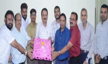 जिला जनसंपर्क कार्यालय के सहायक ग्रेड-1 अनिल सिंह को सेवानिवृत्ति पर दी गई भावभीनी विदाई