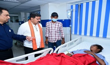 उप मुख्यमंत्री विजय शर्मा ने अस्पताल पहुंचकर जाना सड़क हादसे में घायलों का हाल