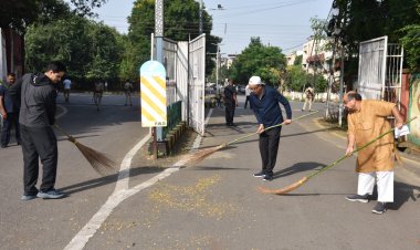 राज्यपाल श्री डेका ने गांधी जयंती पर की साफ-सफाई
