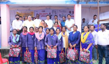 अम्बिकापुर : सेवा संकल्प अभियान : सेवा का मान, स्वच्छताकर्मियों का सम्मानः पर्यटन एवं संस्कृति मंत्री  राजेश अग्रवाल ने उपहार और प्रशस्ति पत्र देकर जताया आभार