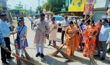 स्कूल शिक्षा मंत्री  गजेंद्र यादव और महापौर श्रीमती अलका बाघमार ने झाड़ू लगाकर दिया जनभागीदारी का संदेश