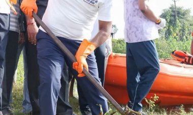 सेवा संकल्प अभियान : सेवा मेरा योगदान : वन मंत्री  केदार कश्यप ने बीजापुर के महादेव तालाब में श्रमदान कर दिया स्वच्छता का संदेश